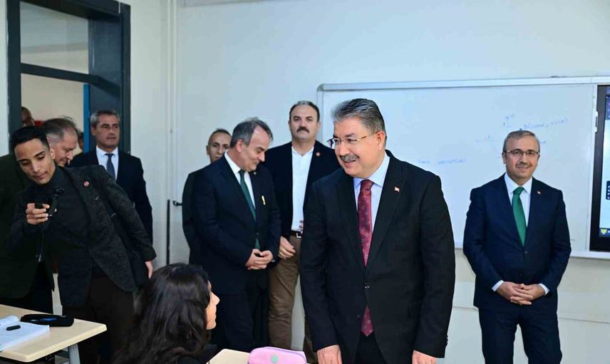 Vali Dr. Erdinç Yılmaz H. Ahmet Kanatlı Anadolu Lisesi'nde öğrencilerin hedef ve taleplerini dinledi