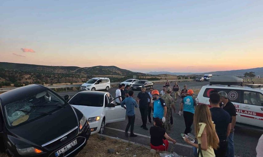 Akşam saatlerinde Bingöl-Muş yolunda çarpışma: üç kişi yaralandı
