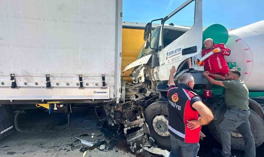 Keşan'da park halindeki tırlara çarpan beton mikseri sürücüsü itfaiye tarafından kurtarıldı