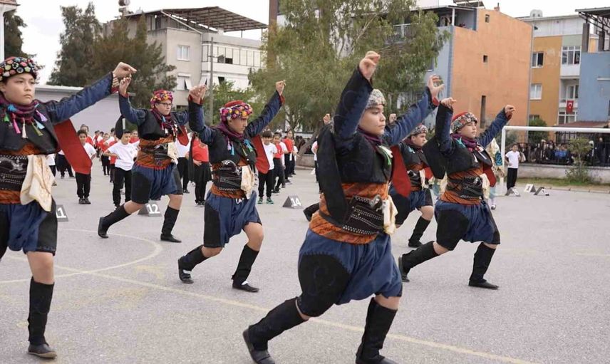 Buca'da 400 öğrenciden 'ilelebet cumhuriyet' mesajı