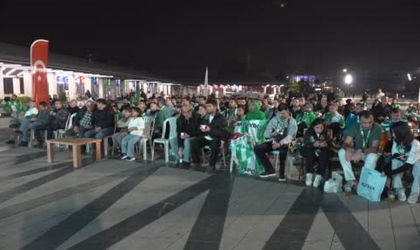 Osmangazi meydanı'nda yeşil-beyaz coşkusu Bursa sokaklarına taştı