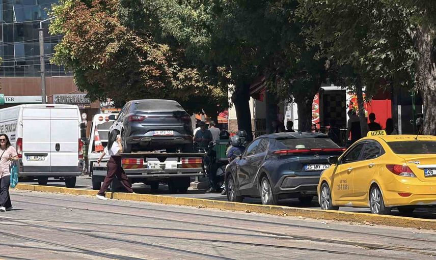 Hatalı park Odunpazarı'nda 2 Eylül Caddesi trafiğini durma noktasına getirdi