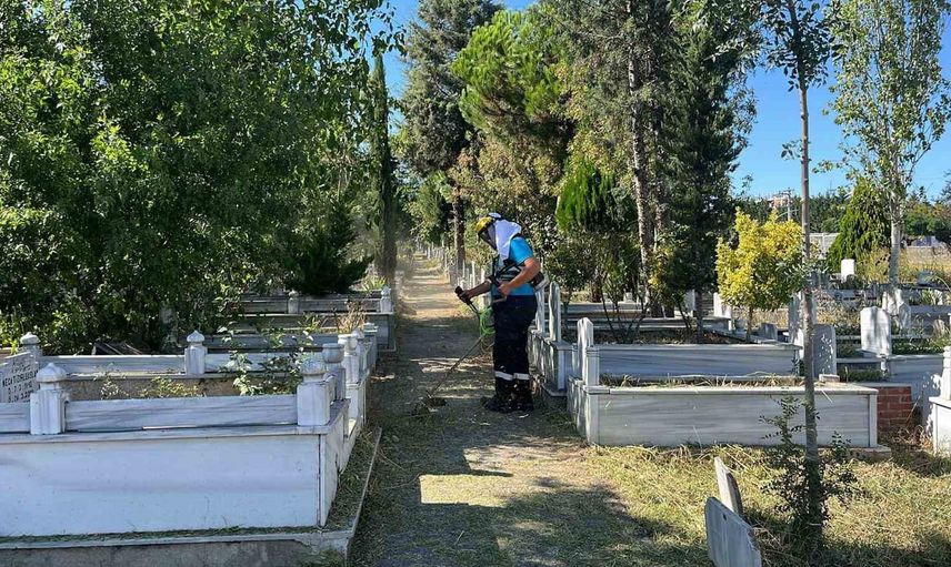 Gebze mezarlıklarında kapsamlı bakım ve yabani ot temizliği