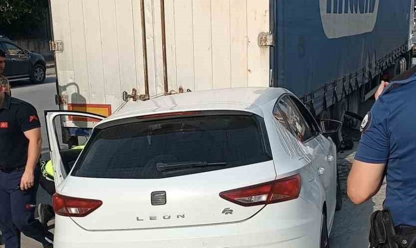 Tarsus'ta arkadan tıra çarpan otomobildeki genç sürücü itfaiye tarafından kurtarıldı