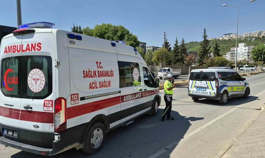 Adıyaman'da karşıdan geçmeye çalışırken motosikletin çarptığı kadın hastaneye kaldırıldı