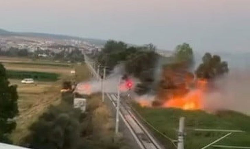 Tavşanlı'da demir yolu hattı çevresindeki yangın ekiplerin koordineli müdahalesiyle söndürüldü