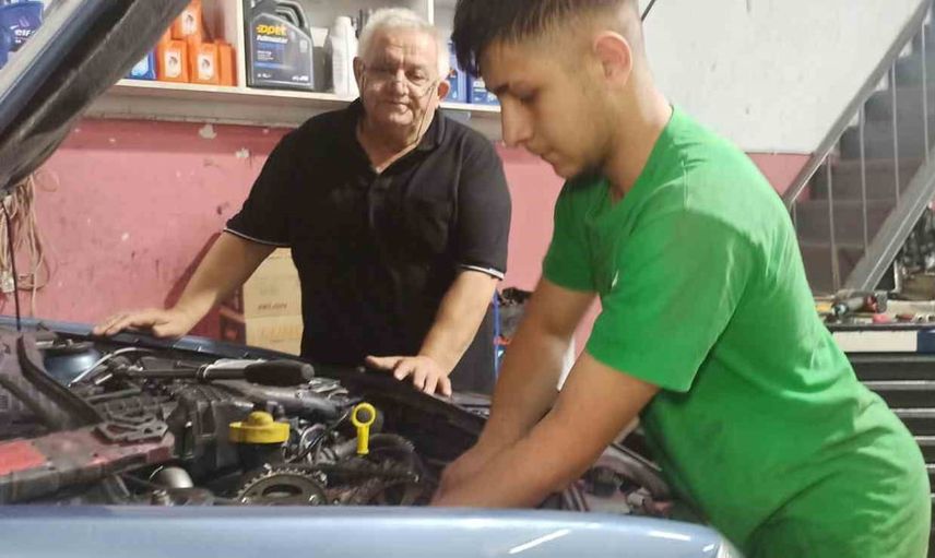 Yarım asırlık motor ustasının yolu: Devrek'te 20'den fazla çırak yetiştirdi, yılın ahisi oldu