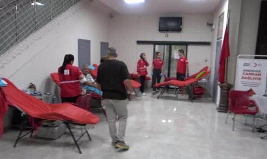 Adana'da okullar Kızılay için seferber oldu: öğretmen ve veliler kan verdi