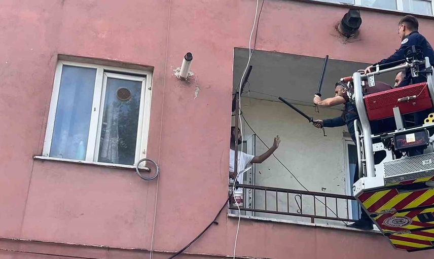Evinin balkonunda bıçakla iki saat direndi, itfaiye ile teslim alındı