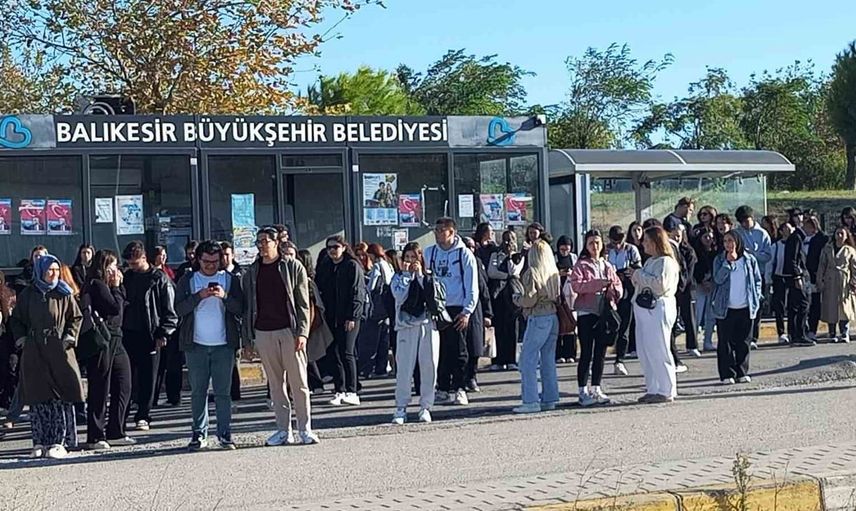 Kampüs çıkış saatleri çakışınca öğrenciler ulaşımda mağdur oldu