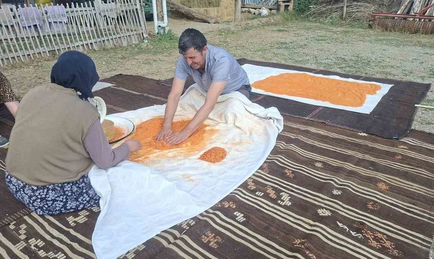 hisarcık'ta tarhana yapımında eş dayanışması dikkat çekti