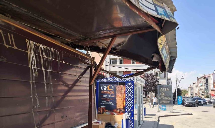 Erzurum'un simge büfesi otobüs çarpmasıyla zarar gördü