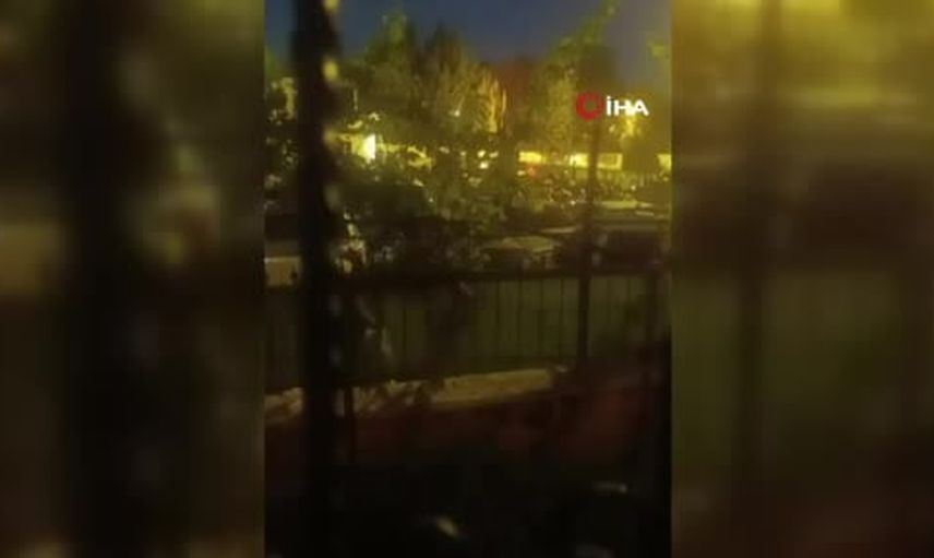 Gece yarısı fenerle araçların üzerinde yürüyen kişi Sincan'da görüntülendi