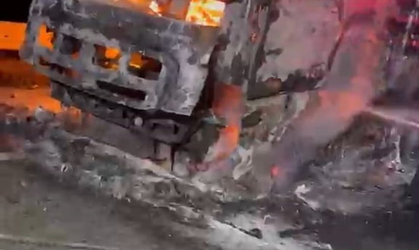 Karakoçan'da seyir halindeki tır alevlere yenik düştü