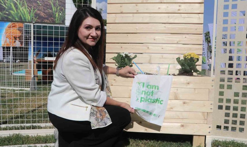 Adana lezzet festivalinde mısır nişastasıyla üretilen biyoplastik uygulaması