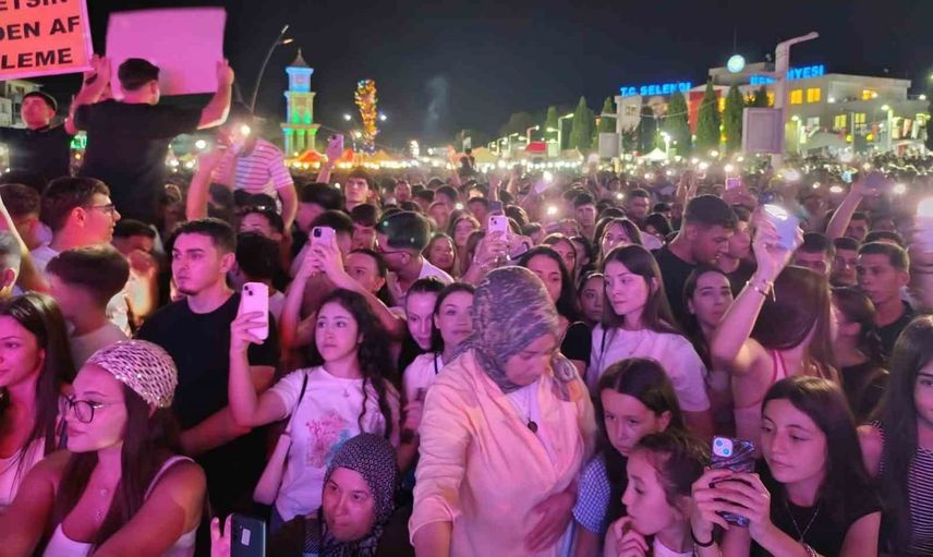 Merve Özbey Selendi'de tütün ve cirit festivalini coşkuyla tamamladı