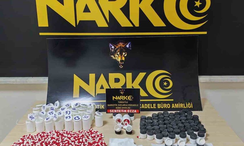 Turgutlu'da düzenlenen operasyonda binlerce sentetik ecza hapı ele geçirildi
