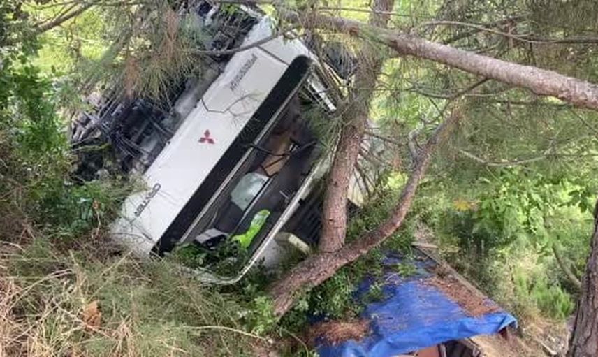 Yasak rampada gıda kamyonu bariyerleri yıkarak uçuruma yuvarlandı