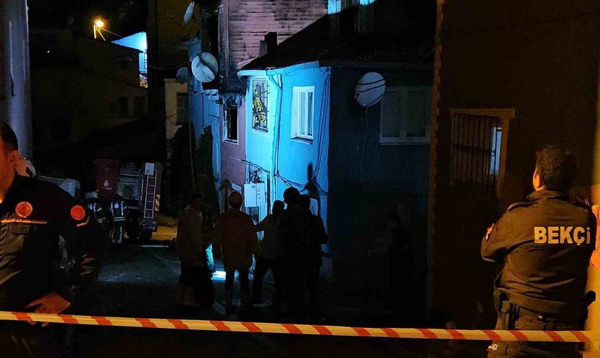 Fatih'te Ayvansaray'da iki katlı binada çıkan yangında bir kişi hayatını kaybetti