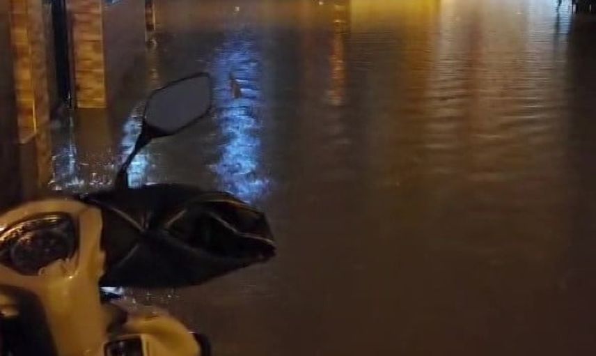 Antalya'da akşam sağanağı sokakları dereye çevirdi