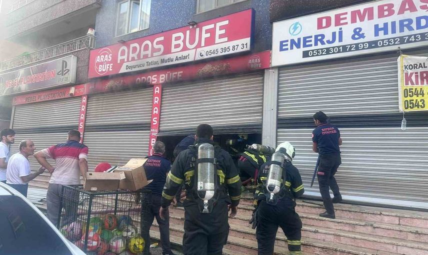 Batman'da sabah yangını sonrası büfe kullanılamaz hale geldi