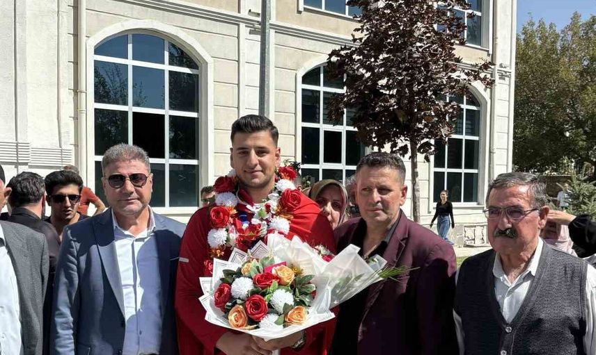 Van’da dünya şampiyonu Furkan Bilici davul zurnayla coşkulu karşılandı