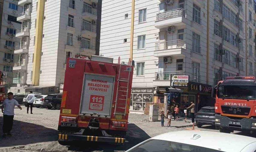 Batman’da bacadan yükselen yoğun duman itfaiyenin müdahalesiyle kontrol altına alındı