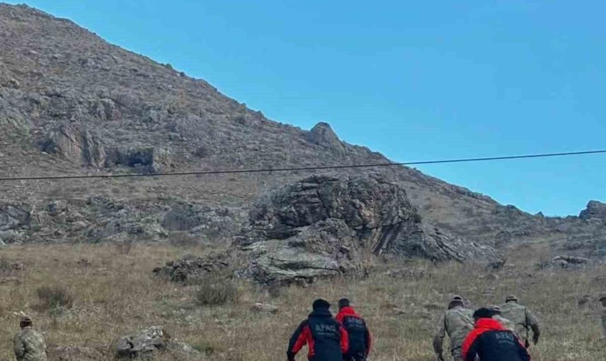 Gece süren arama kurtarma operasyonunda işitme engelli genç mağarada sağ bulundu