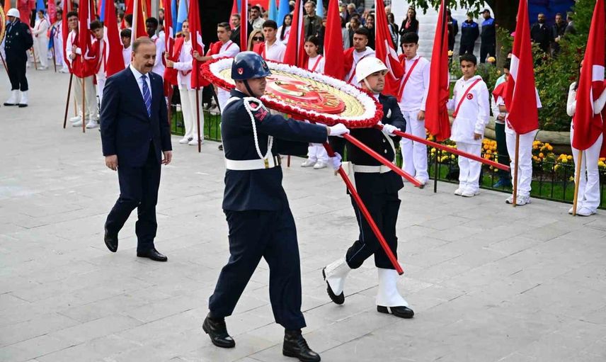 Isparta'da cumhuriyetin 103. yılı çelenk töreniyle kutlandı