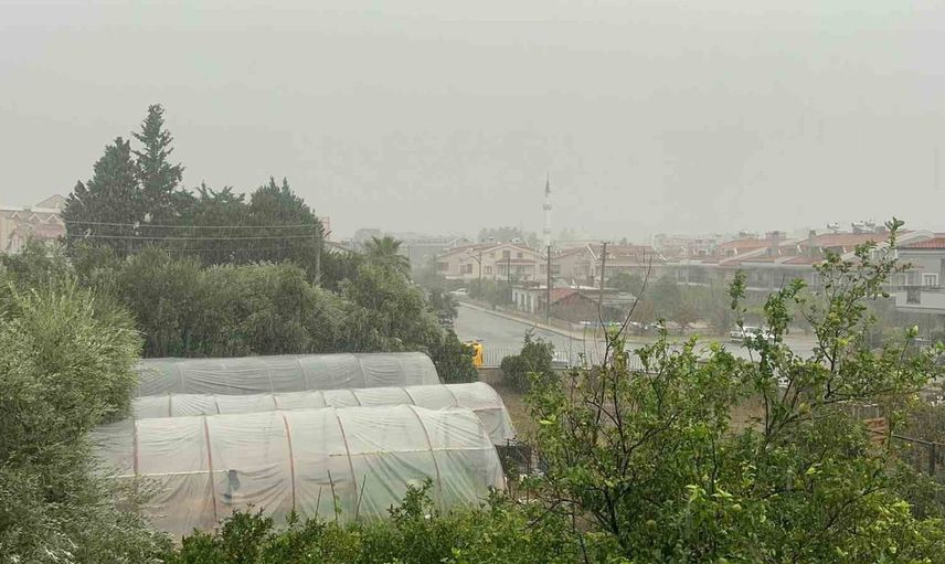 Güney Ege'yi geceye taşıyan yağışlar Marmaris'te etkili oldu