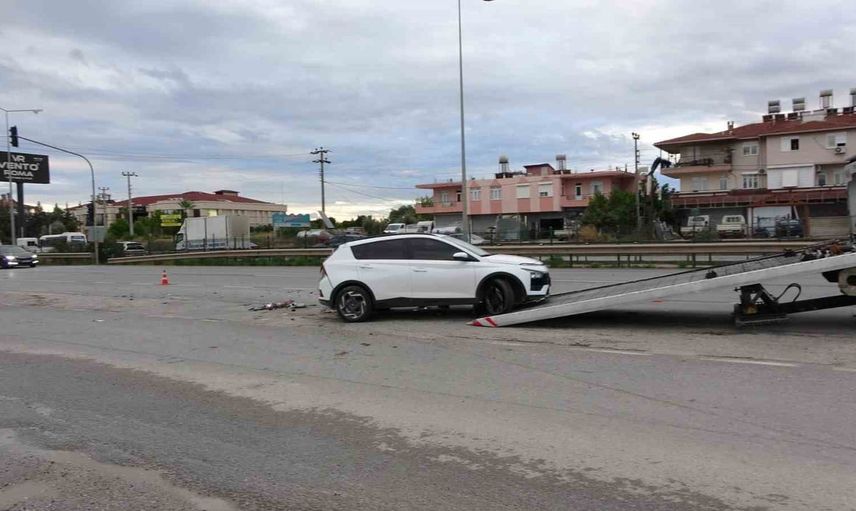 Manavgat'ta kavşakta çarpışma: otomobil havada takla atıp tekerlerine geri döndü