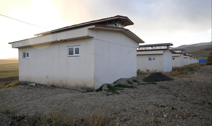 Vali Baruş süreç takibini sürdürerek Yavi Mahallesi'nde deprem konutlarını inceledi