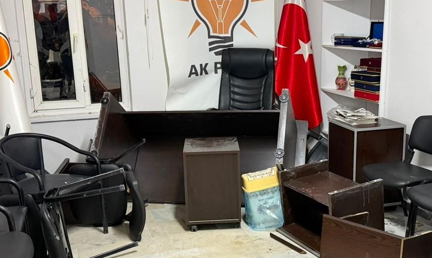 Emet'te AK Parti ilçe binasına saldırı: teşkilatta geniş çaplı maddi zarar