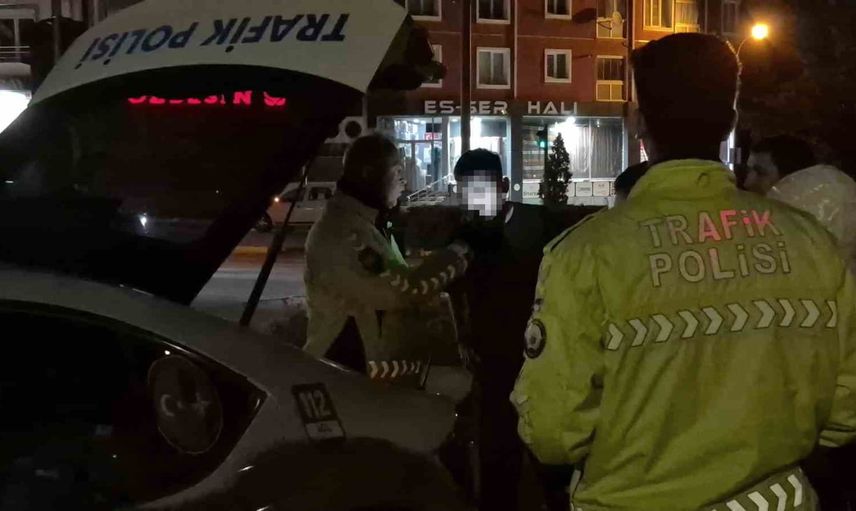 Ehliyeti alınmış sürücüye 200 bin lira ceza, arkadaşlar plaka ile kamerada poz verdi