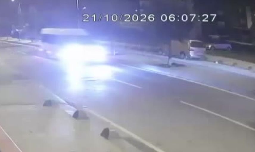 Arnavutköy'de servis minibüsünün park halindeki kamyona çarpma anı kayıtlara yansıdı