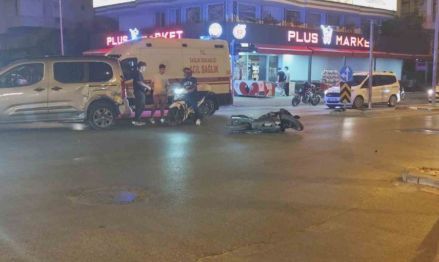 Manavgat'ta Güllük Caddesi'nde çarpışma: motosiklet sürücüsü hastaneye kaldırıldı