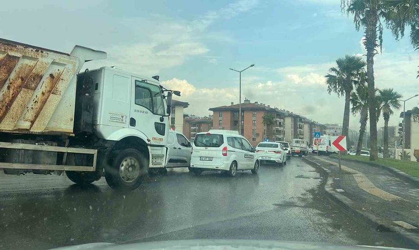Günler süren sıcakların ardından Kahramanmaraş’ta yıldırımlı sağanak etkili oldu
