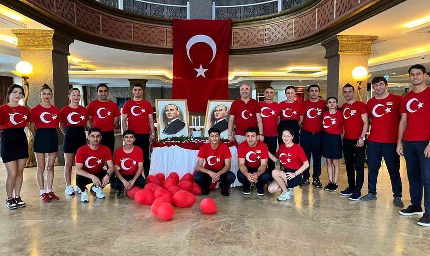 Bodrum'da otelde bayraklı gün: personel ve misafirler zafer coşkusunu paylaştı
