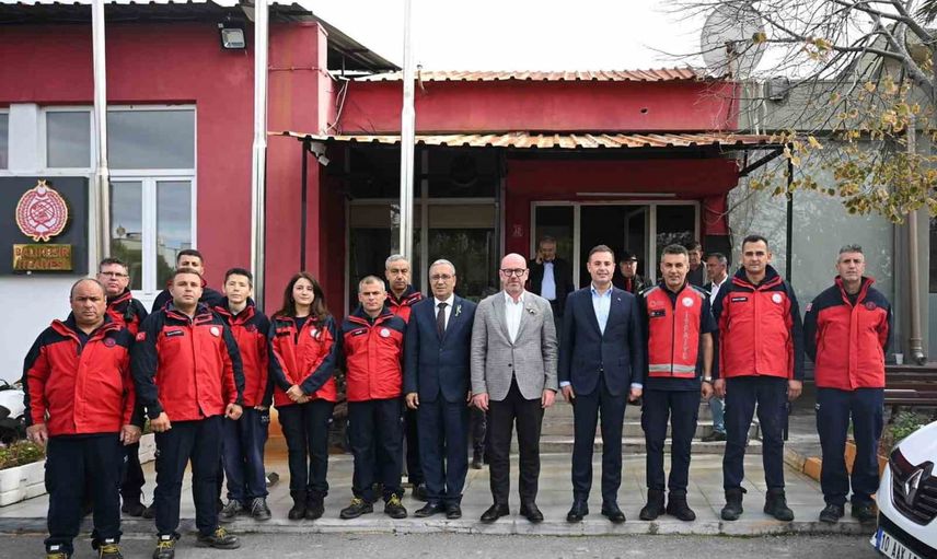 Akın Ayvalık’ta göle dönen sokaklar için kalıcı çözüm sözü verdi