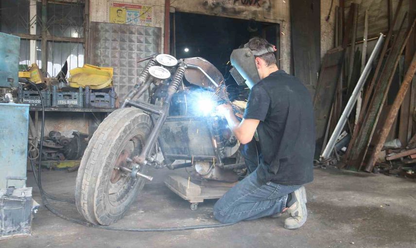 Araba motorunu çöpe değil motosiklete dönüştürdü: şov amaçlı proje tamamlanıyor