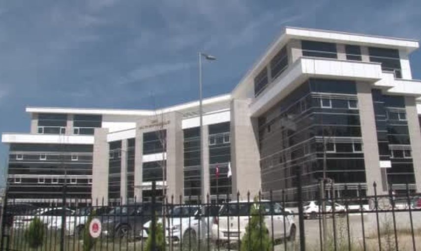 Alaçatı'da fuhuş anlaşmazlığı ölümle sonuçlandı: ateşi açan zanlı 17 yaşında, dört kişi tutuklu
