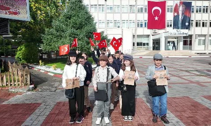 Okuldan caddelere: minikler gazete ve posta rolüyle Cumhuriyeti anlattı