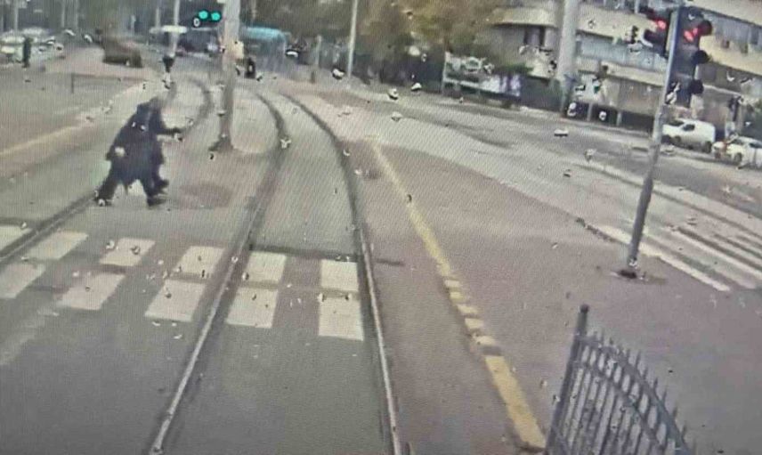 Tramvay hattında yolun karşısına geçmeye çalışırken bir kadın yaşamını yitirdi