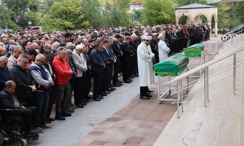 Erzincan'da iki hayat dualarla uğurlandı
