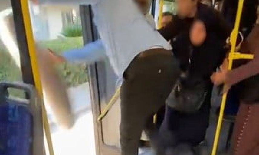 Otobüste halıyı kapıdan fırlatan sürücü toplu taşımada gerginlik yarattı