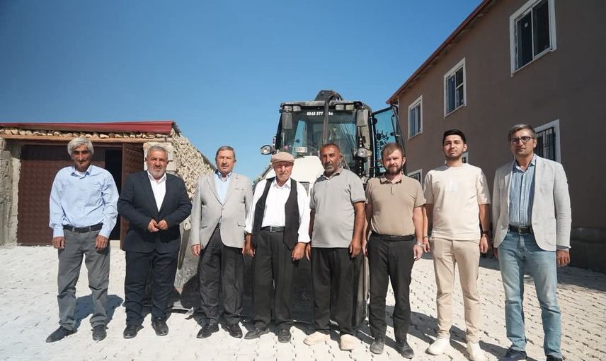 Köy yollarına dokunan yatırım: Gönlüce Mezrası'na kilit parke