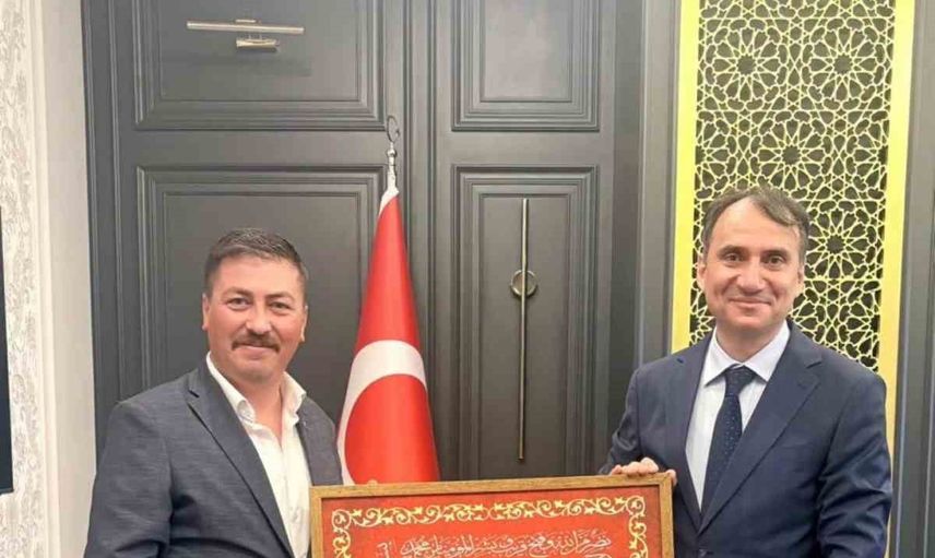 AK Parti Edremit yönetimi kaymakam Zafer Engin'i makamında ziyaret etti