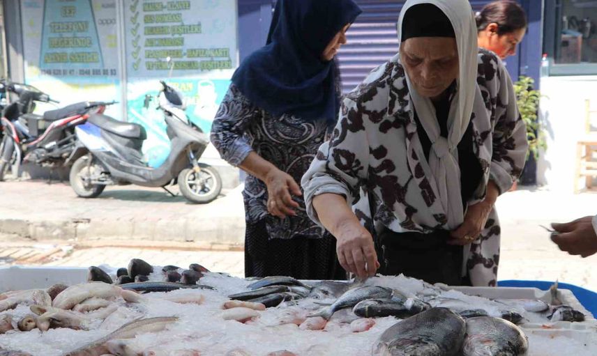 Adana'da sıcaklar balık tezgahlarını buzla ayakta tutuyor