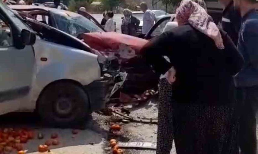 Adana Feke'de zincirleme çarpışma: itfaiye sürücüyü kurtardı, domatesler yola saçıldı