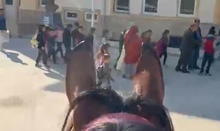 Dayısının atlı jesti: birinci sınıf öğrencisini 10 kilometre okula götürdü